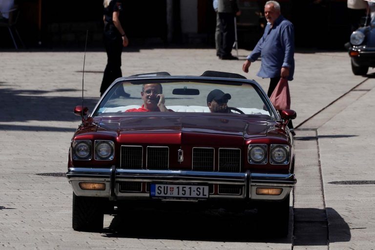 Oldtimer kabrioleti izloženi na Baščaršiji, najstariji je iz 1957.