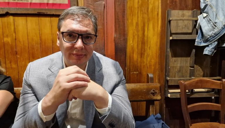 Vučić se požalio građanima Srbije: Vjerovali ili ne, ne radi mi telefon