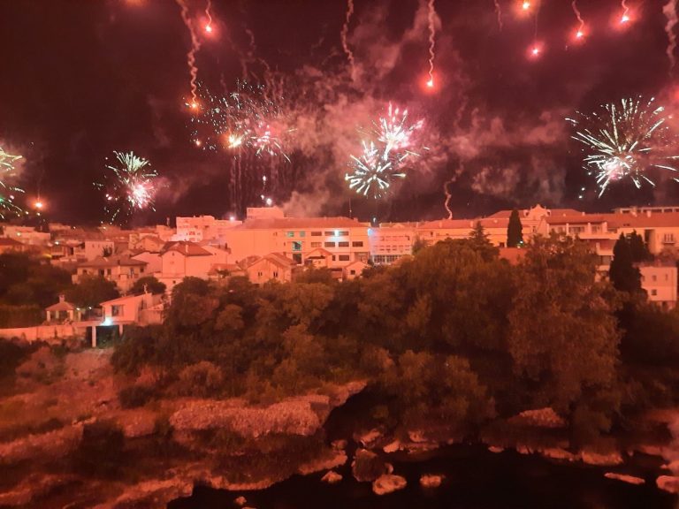 Nebo iznad Mostara obojeno u crveno: Pogledajte spektakularni vatromet povodom 100. rođendana Veleža