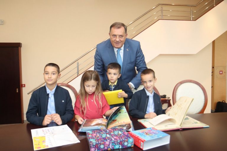 Emotivna poruka Dodika unucima: Kad god sam bio umoran, oni su me podigli…