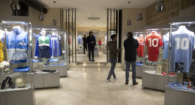 Izložba stvari argentinske fudbalske legende Maradone