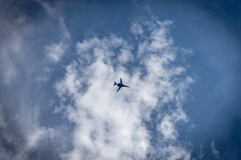 Pogledajte snimke Američke ambasade sa današnjeg prelijetanja bombardera iznad Sarajeva