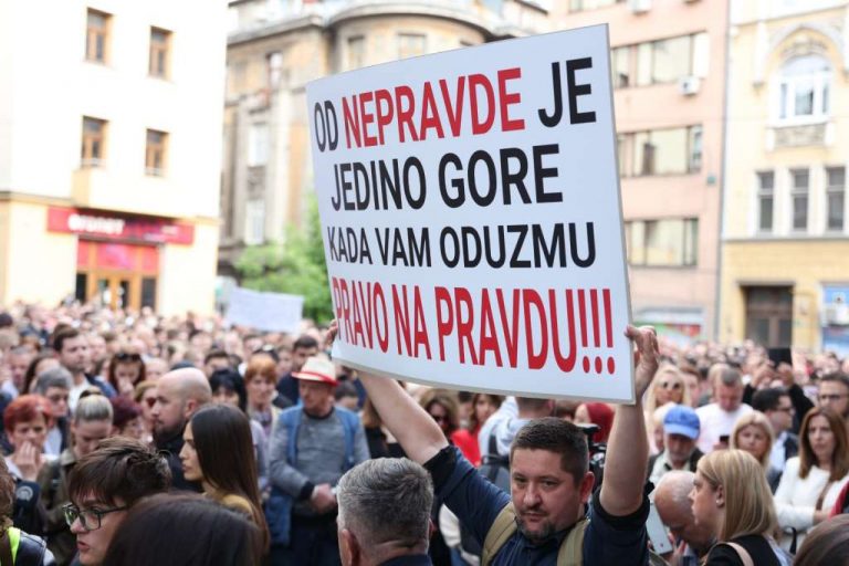 FOTO: Veliki broj građana se okupio na Marijin Dvoru gdje je stradala Azra Spahić