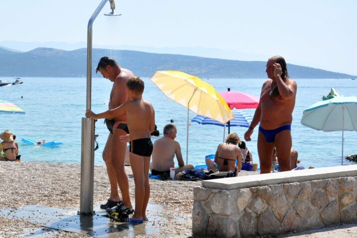 Poznato hrvatsko ljetovalište uvodi naplatu tuširanja na plaži, zna se i cijena