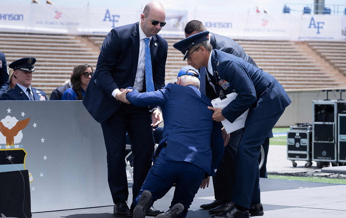 Američki predsjednik Joe Biden opet se spotaknuo i pao: Ovaj put dizali su ga na pozornici u Coloradu