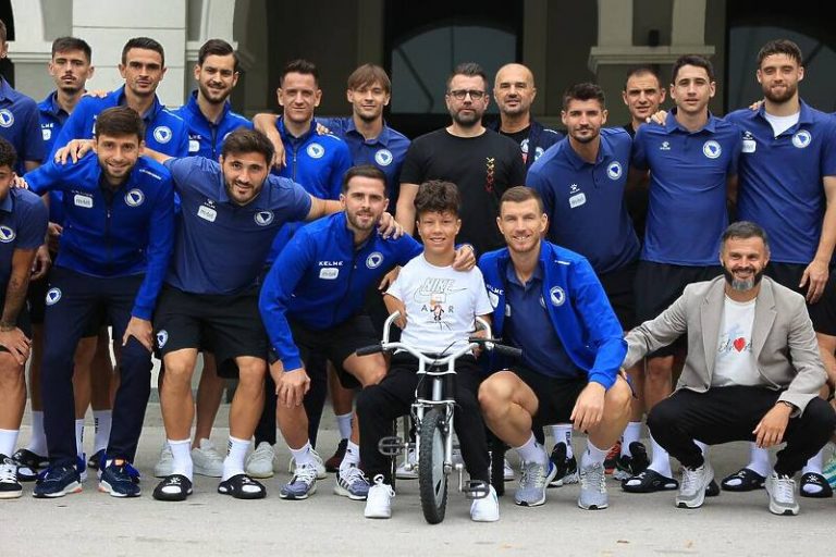 Džeko i ostali reprezentativci upoznali dječaka koji je zadivio BiH, imao je posebnu poruku za njih