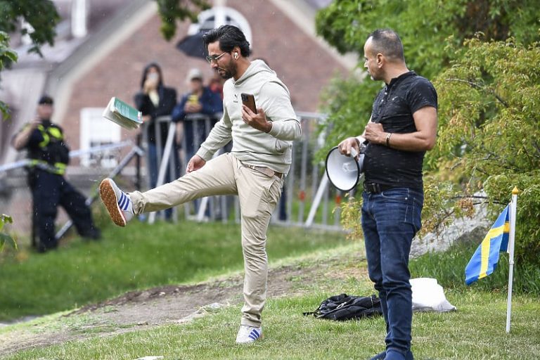 Salwan Momika ponovo zapalio Kur'an, prisutni ga gađali kamenjem