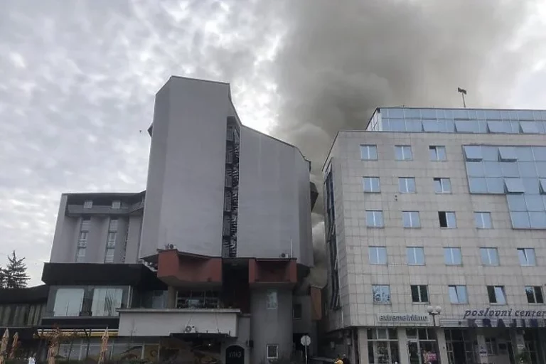 Veliki požar u centru Banja Luke, gori zgrada Elektrokrajine