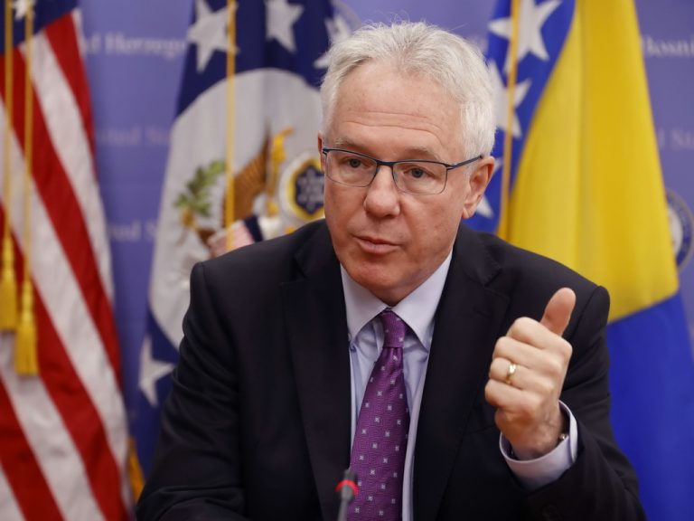 Ambasada SAD: Ko podrži prijedlog HDZ-a da se plate isplaćuju u gotovini, snosit će posljedice