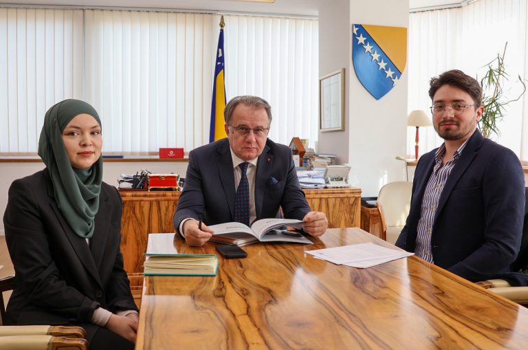Premijer Nikšić razgovarao sa članovima Fondacije Academia