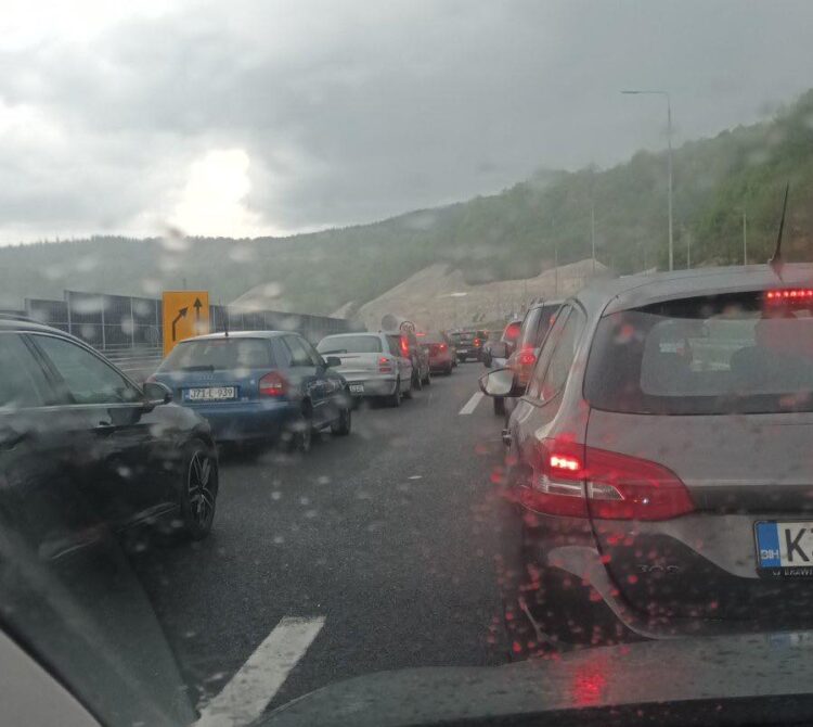 Duga kolona vozila od Tarčina ka Bradini i do Konjica