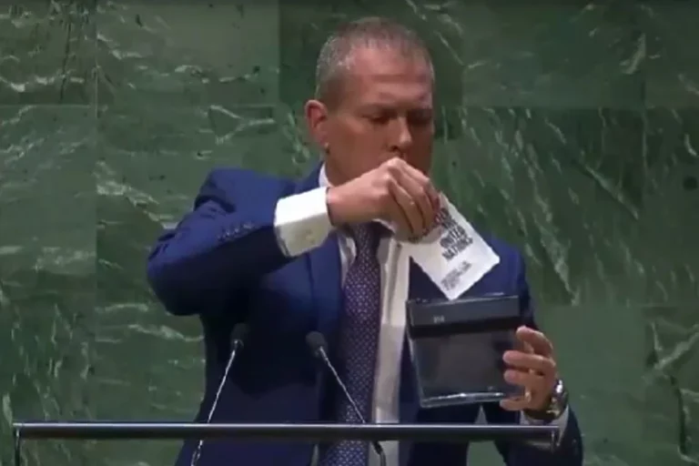 VIDEO: Izraelski ambasador u UN-u isjekao povelju o prihvatanju Palestine