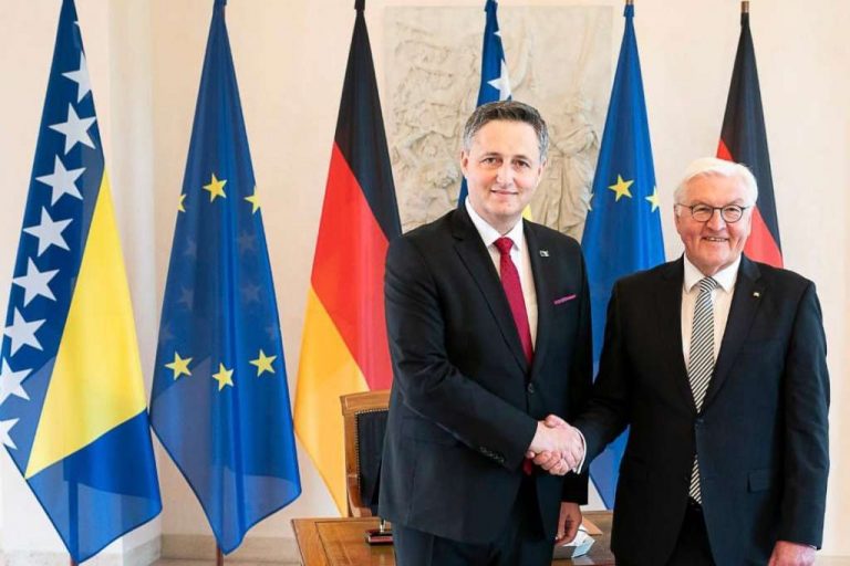 Bećirović poklonio Steinmeieru knjigu Dževada Karahasana ‘Noćno vijeće’