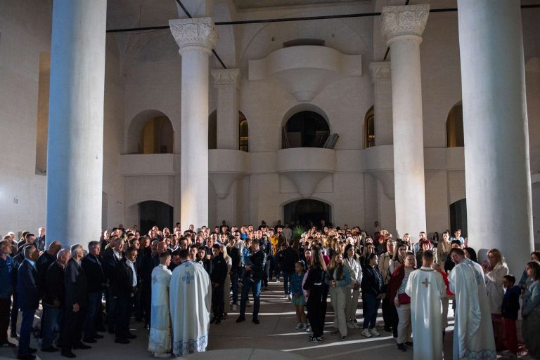 Nakon više od 30 godina služena ponoćna vaskršnja liturgija u Sabornoj crkvi u Mostaru