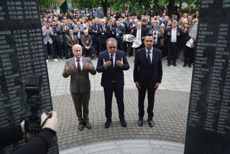 FOTO / VIDEO: Delegacija Vlade FBiH u Bugojnu obilježila Dan Zlatnih ljiljana