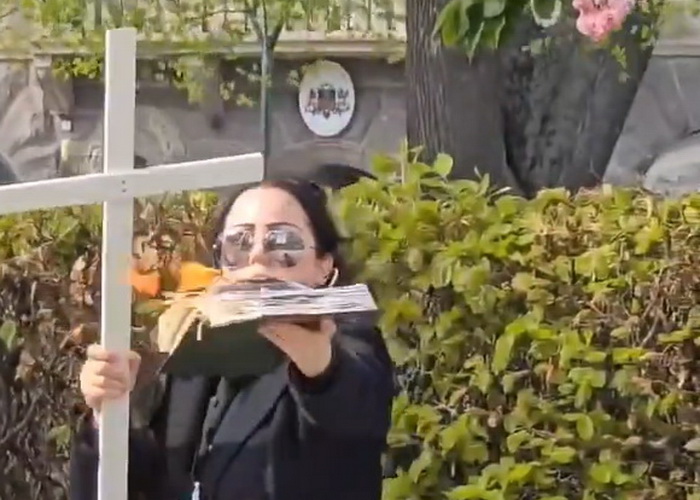 VIDEO: Žena u Švedskoj spalila Kur’an i palestinsku zastavu