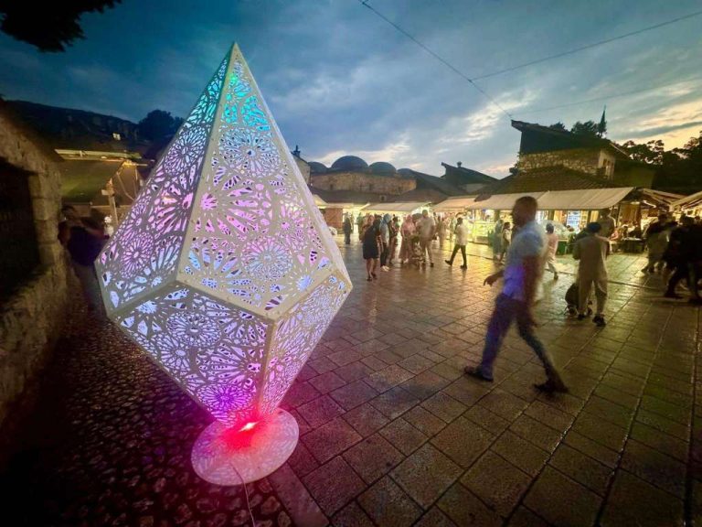 Karić povodom reakcija o postavljenom ukrasu na Baščaršijskom trgu: Tražit ćemo drugo rješenje