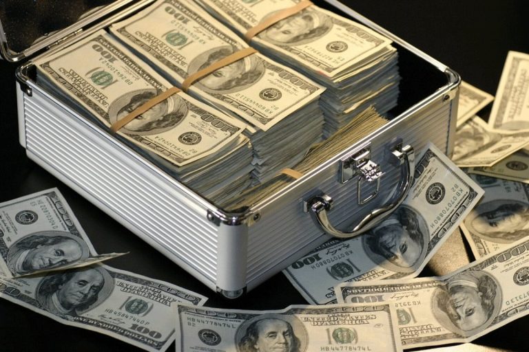 Trgovinski deficit SAD-a pao na 901 milijardu dolara dijelom i zbog Trumpovih carina
