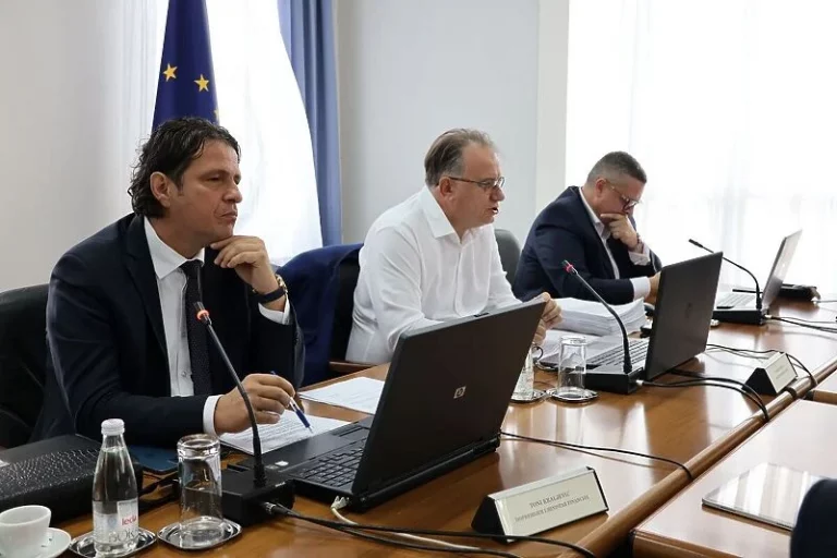 Kako bi mogla izgledati uredba Vlade FBiH o subvencijama i refundaciji firmama nakon minimalca od 1.000 KM