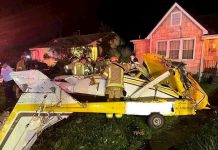 Mali avion se srušio u naselju SAD-a, poginuo pilot