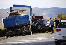 Teška nesreća na Buni: Automobil podletio pod kamion