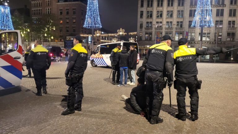 Policija u Amsterdamu uhapsila više od 60 osoba, nakon napada na izraelske navijače