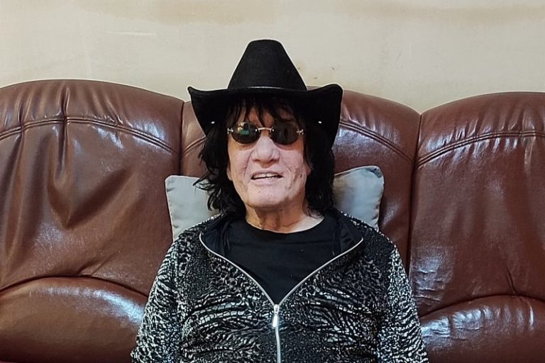 Milić Vukašinović objavio prvu fotografiju nakon operacije: “Evo me kod kuće, malo skraćen”