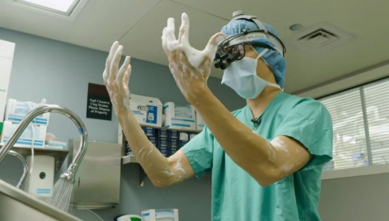 Zašto hirurzi ulaze u operacijske sale podignutih ruku?