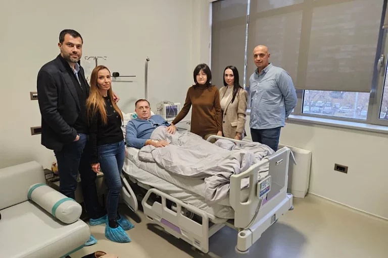 Prva fotografija Dodika nakon operacije: U posjetu mu došli supruga, sin i kćerka
