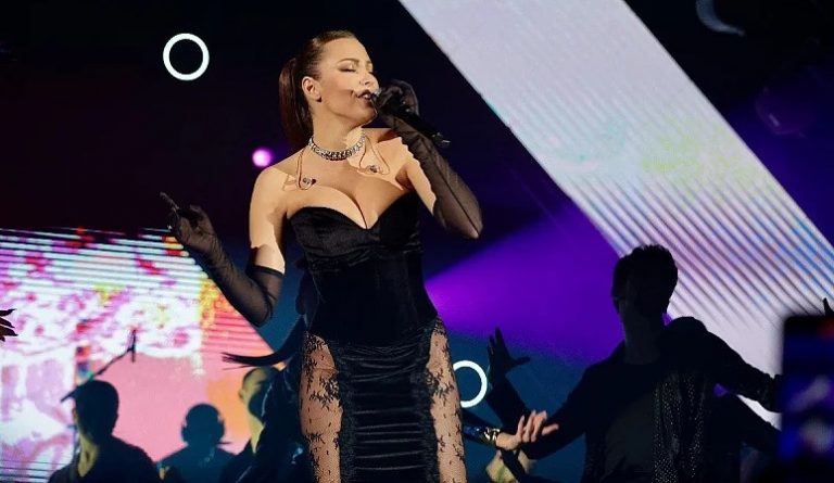 Aleksandra Prijović u Zetri nosila haljinu koja je ovogodišnji modni hit: Duboki dekolte i prorezi