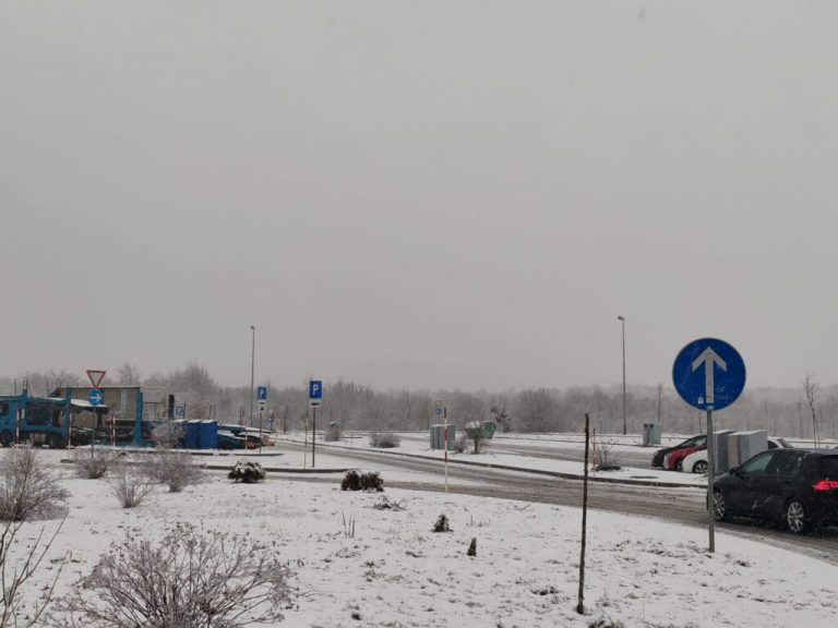 U gorskoj Hrvatskoj pada gusti snijeg; Zbog orkanskog vjetra zatvoren Krčki most