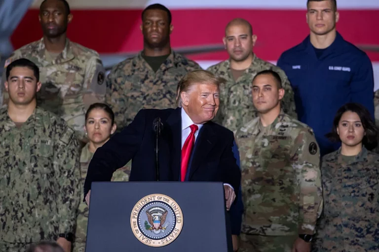 Trump izbacuje transseksualce iz američke vojske, vraća vojnike koji su otpušteni zbog odbijanja vakcina