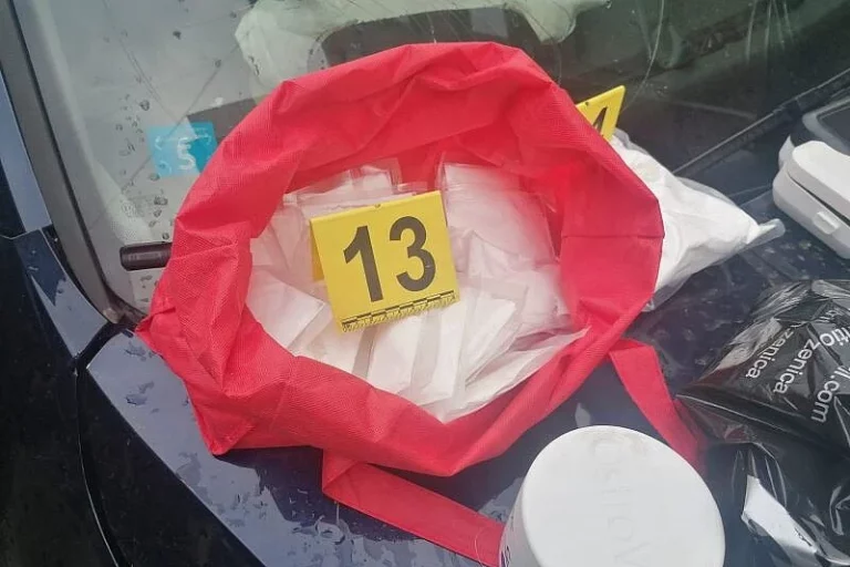 Uspješna akcija zeničke policije: Vozač bježao, ali su ga sustigli i pronašli 2,5 kg droge u autu