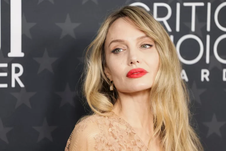 Angelina Jolie prati trend “golih” haljina: Na dodjeli se pojavila u čipkanoj kreaciji boje kože