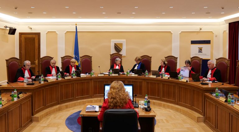 Ustavni sud zabranio isticanje zastave, grba i himne Srbije u institucijama RS