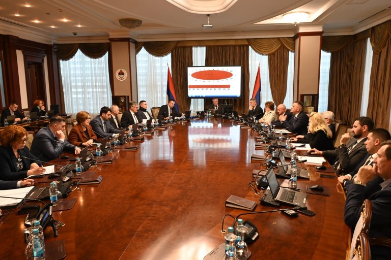 Vlada RS-a usvojila “informaciju o rušenju Ustava BiH” i uputila na razmatranje u NSRS