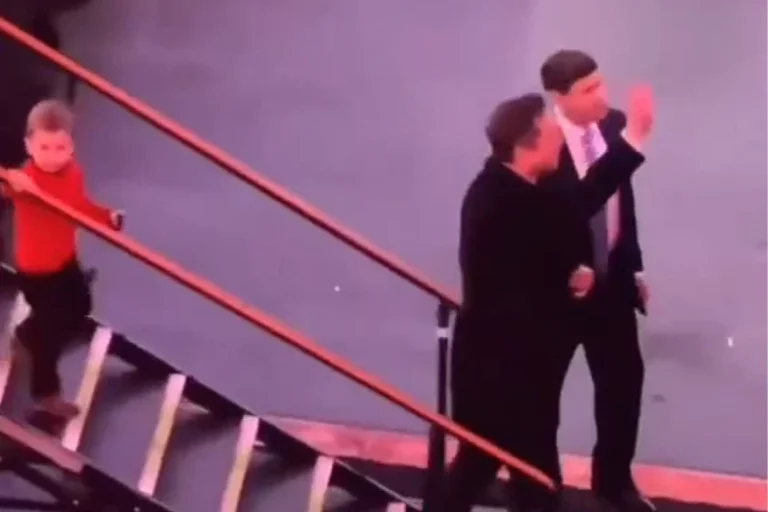 Nižu se reakcije na snimak gdje Musk naizgled zaboravlja sina, duža verzija otkriva šta se desilo
