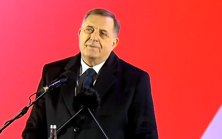 Dodik na skupu u Sremskoj Mitrovici pustio glas i zapjevao: “Aco, moj brat…”