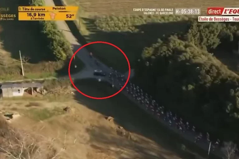 Haos na biciklističkoj utrci u Francuskoj: Automobil krenuo prema vozačima, povrijeđen Rogličev kolega