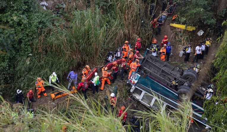Teška nesreća u Gvatemali: Autobus sletio s mosta, najmanje 50 poginulih