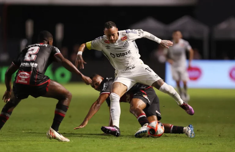 Neymar zaigrao za Santos nakon 12 godina: Protivnici ga pretukli na meču, pa se svi fotografisali s njim