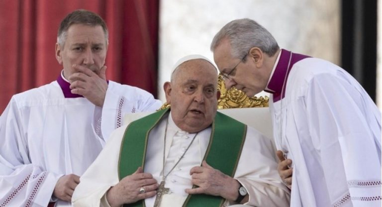 Stanje pape Franje se popravlja, ali ostaje u bolnici