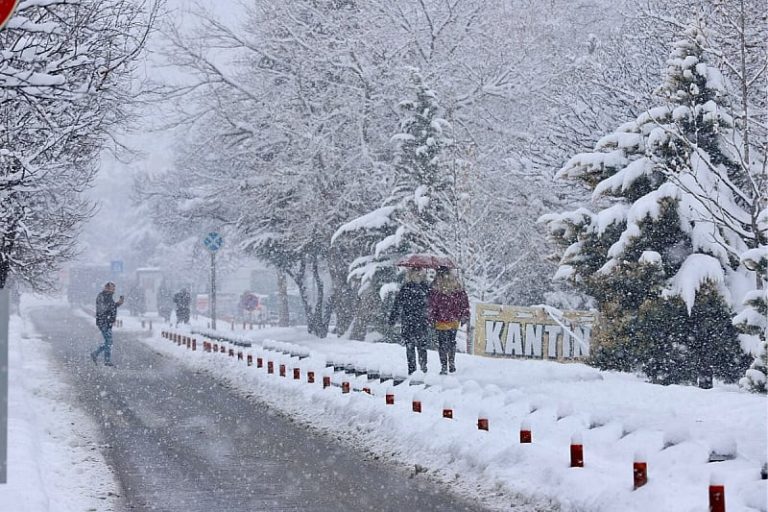 Snježne padavine izazvale haos u Istanbulu: Otkazani letovi i nastava, obustavljeni i trajekti