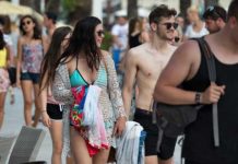 Šetnja bez majice skupo će vas koštati: Kazne i do 130 eura u popularnim turističkim gradovima