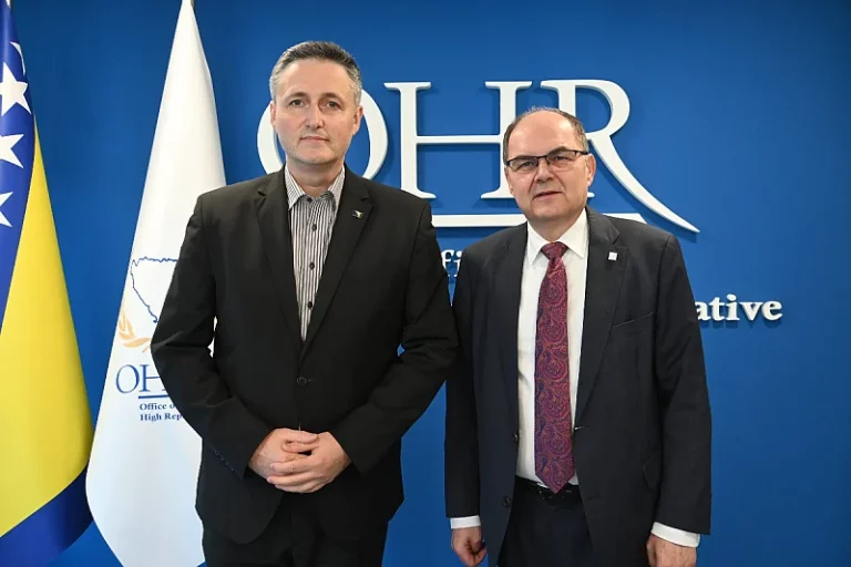 Schmidt se sastao s Bećirovićem: Poručio kako institucije imaju podršku da riješe pitanje Dodika