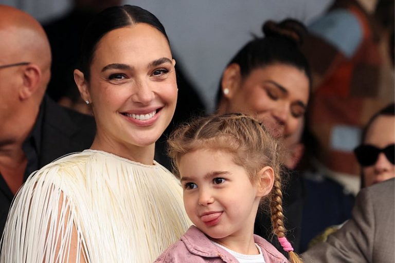 Izraelska glumica Gal Gadot snimljena kako ljubi kćerku u usta, video izazvao brojne reakcije