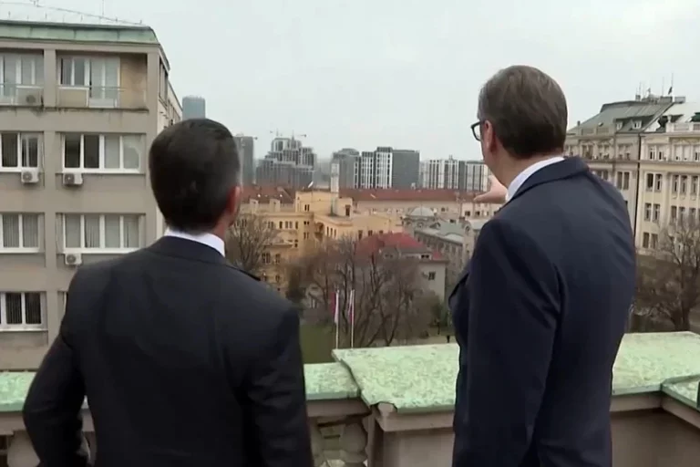 Vučić Trumpovom sinu s balkona pokazivao demonstrante: “Ovi bi htjeli zaustaviti progres”