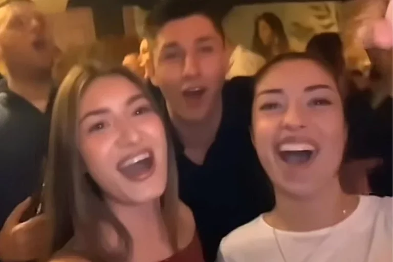 Ćaci prišao djevojkama u kafani, komentar jedne od njih nasmijao je mnoge