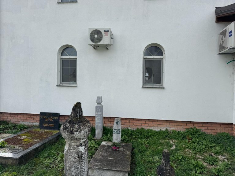 Vandalski čin u Kozarskoj Dubici: Razbijeni prozori na džamiji