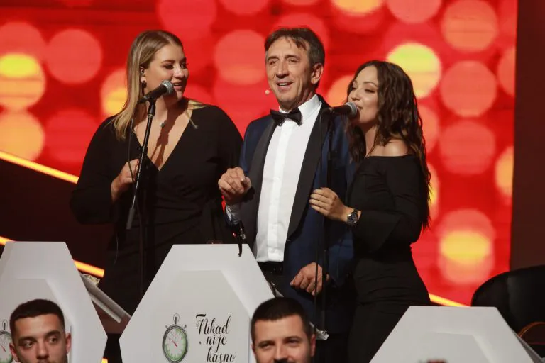 Večeras neće biti emitovan show “Nikad nije kasno”: Grand otkazao sva snimanja